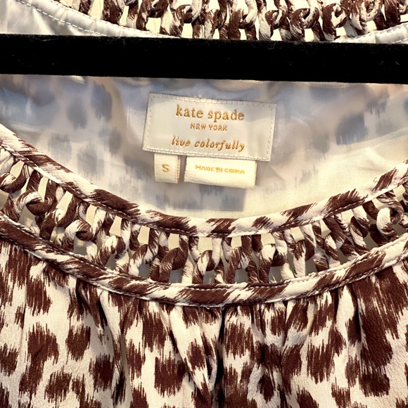 Kate Spade leopard print silk blouse with cap sleeves. - Picture 2 of 5